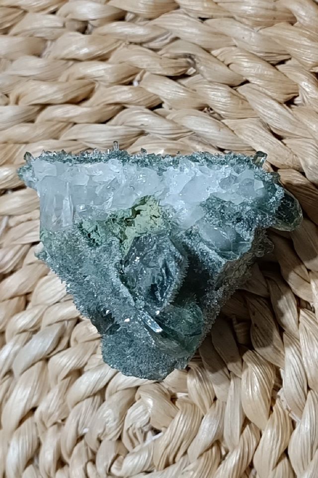 CUARZO VERDE NATURAL RACIMO DE CRISTAL 85 g