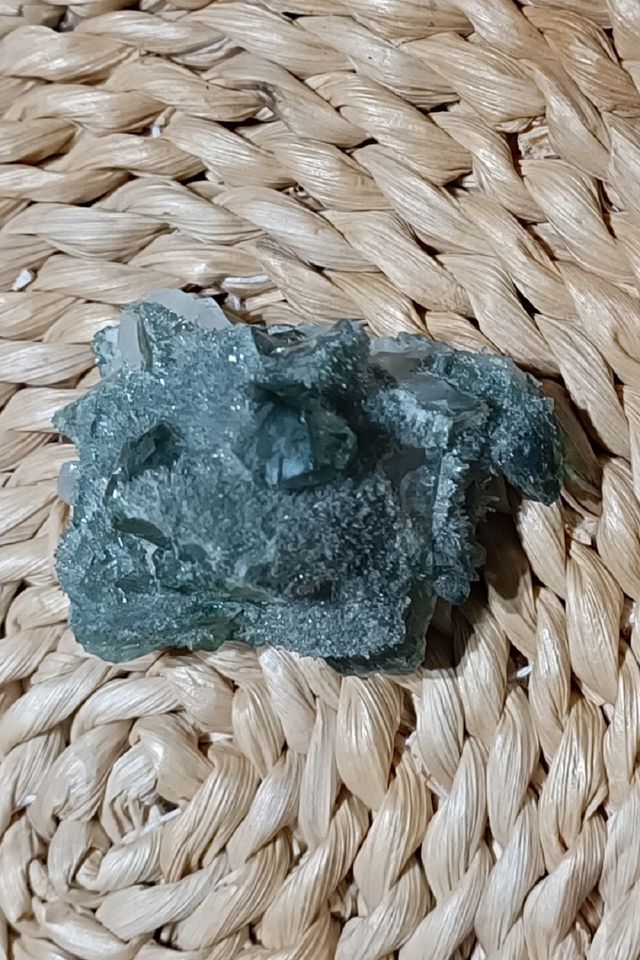 CUARZO VERDE NATURAL RACIMO DE CRISTAL 85 g