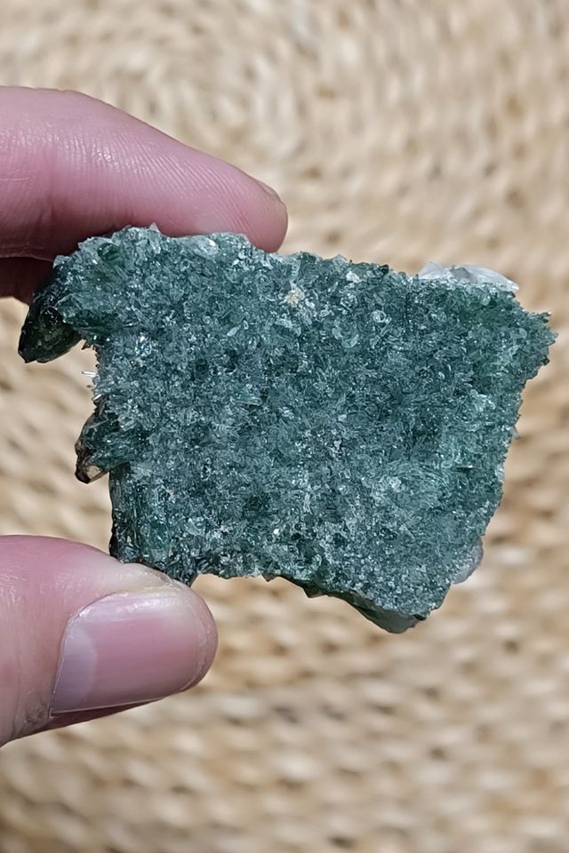 CUARZO VERDE NATURAL RACIMO DE CRISTAL 85 g