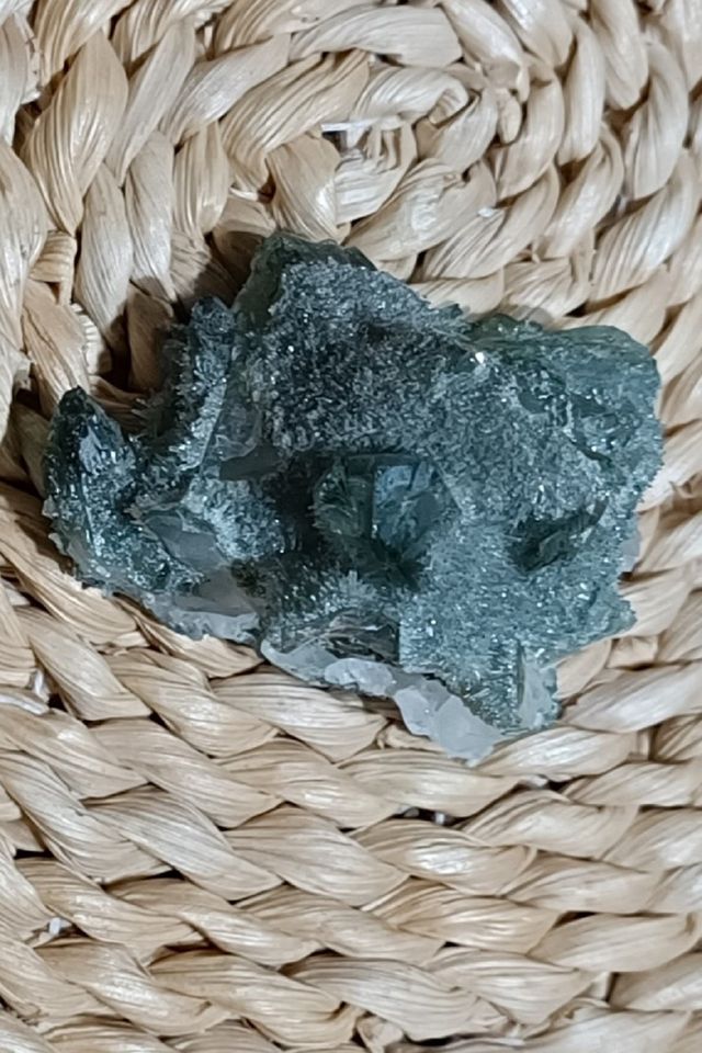 CUARZO VERDE NATURAL RACIMO DE CRISTAL 85 g