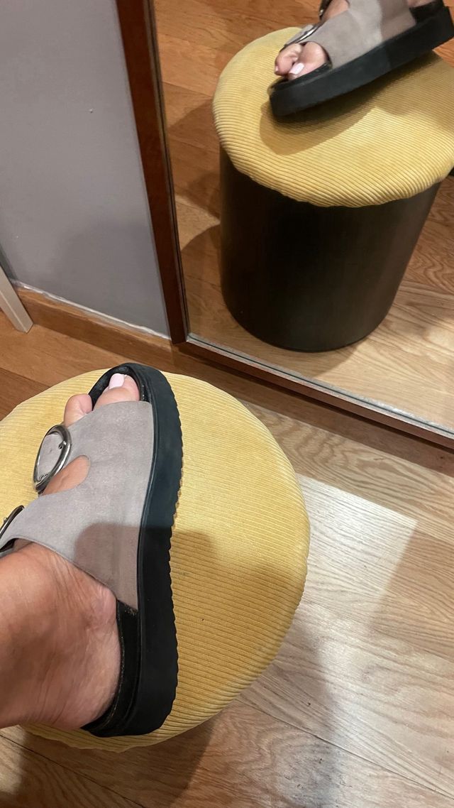 Sandalias grises con hebillas plateadas