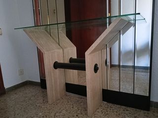 Recibidor de cristal y piedra beige