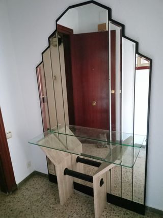 Recibidor de cristal y piedra beige