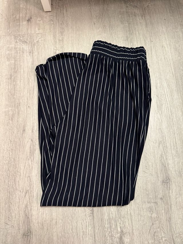 Pantalón de vestir azul marino con rayas