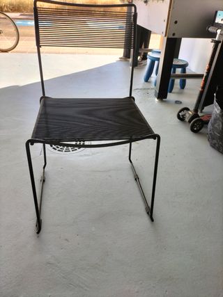 Sillas de metal con tiras de plástico elásticas 