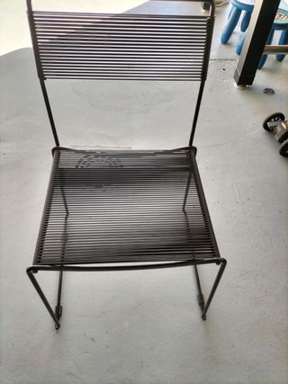 Sillas de metal con tiras de plástico elásticas 