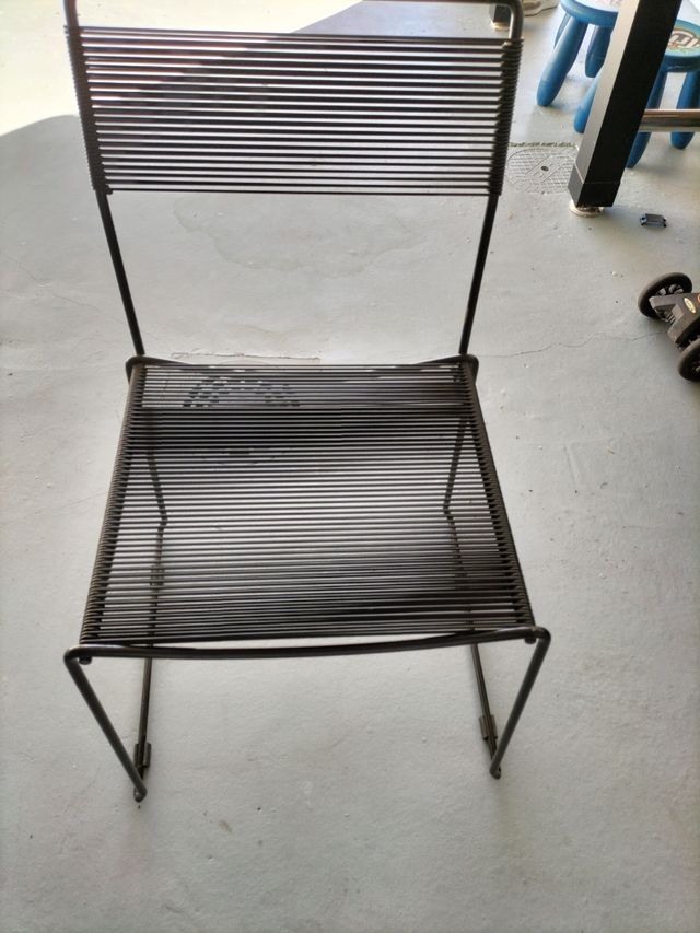 Sillas de metal con tiras de plástico elásticas