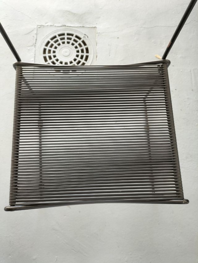 Sillas de metal con tiras de plástico elásticas