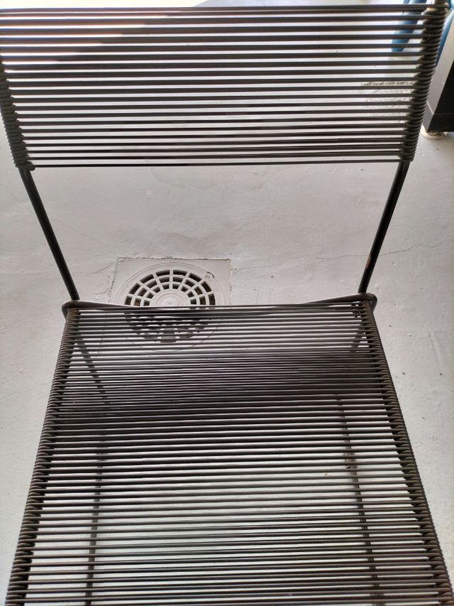 Sillas de metal con tiras de plástico elásticas