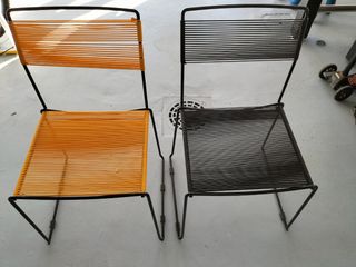 Sillas de metal con tiras de plástico elásticas 