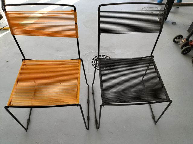 Sillas de metal con tiras de plástico elásticas