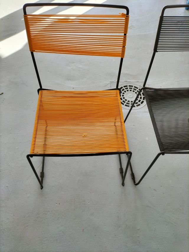 Sillas de metal con tiras de plástico elásticas