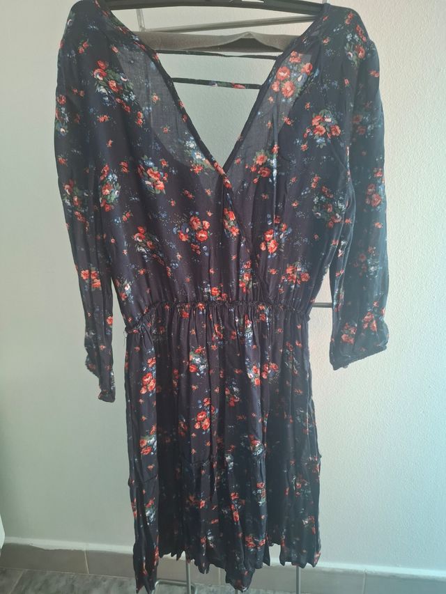 Vestido estampado floral Bershka.