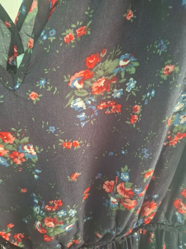 Vestido estampado floral Bershka.