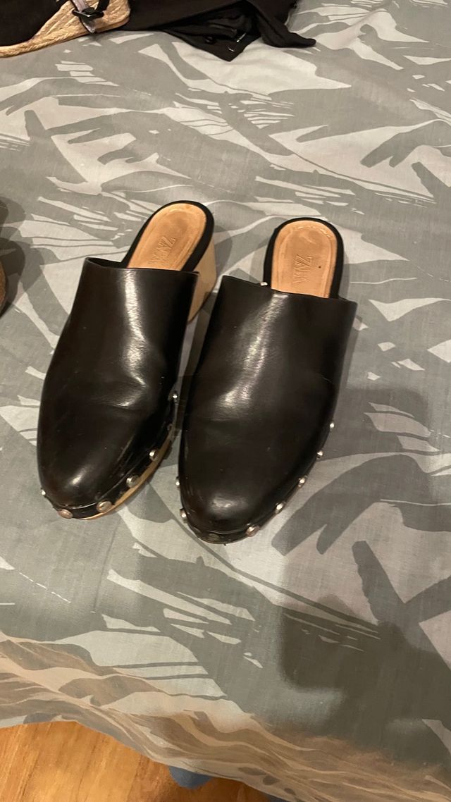 Zapatos ZARA negros con tachuelas