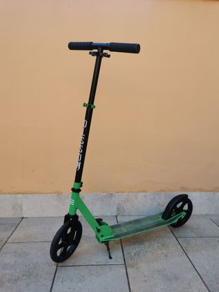 Patinete verde y negro