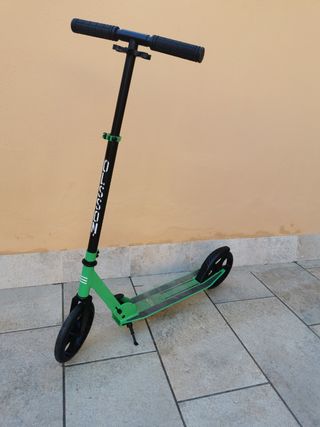 Patinete verde y negro
