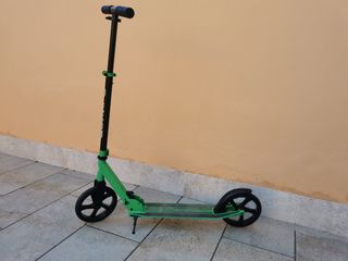 Patinete verde y negro