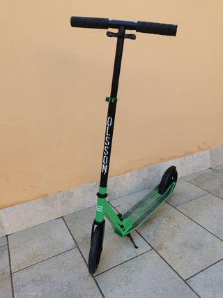 Patinete verde y negro