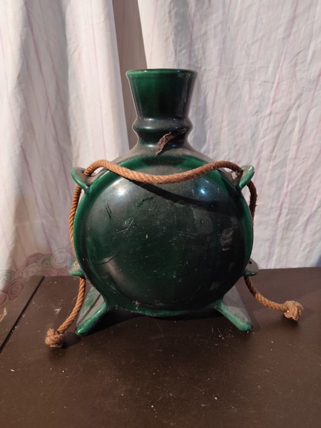 Florero de cerámica verde