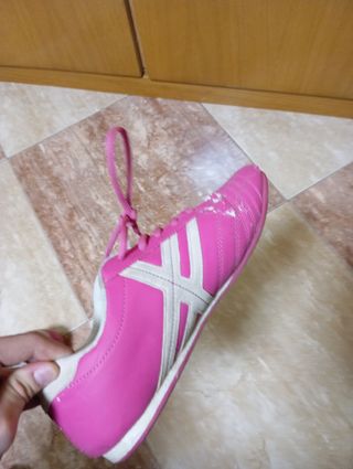 Zapatillas futsal rosas y blancas