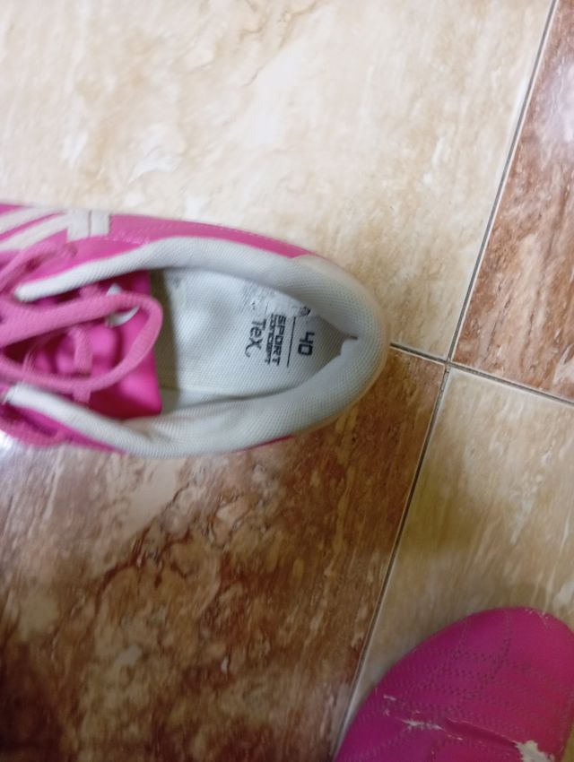 Zapatillas futsal rosas y blancas