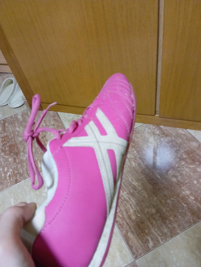 Zapatillas futsal rosas y blancas