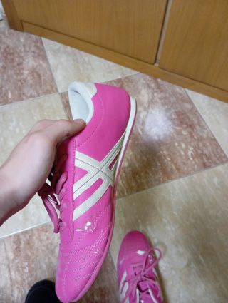 Zapatillas futsal rosas y blancas