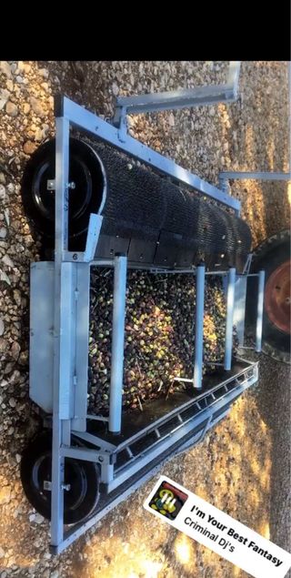 Motocultor con recolector de aceitunas