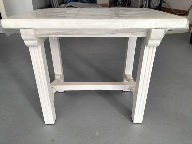 Mesa de madera maciza pintada de blanco