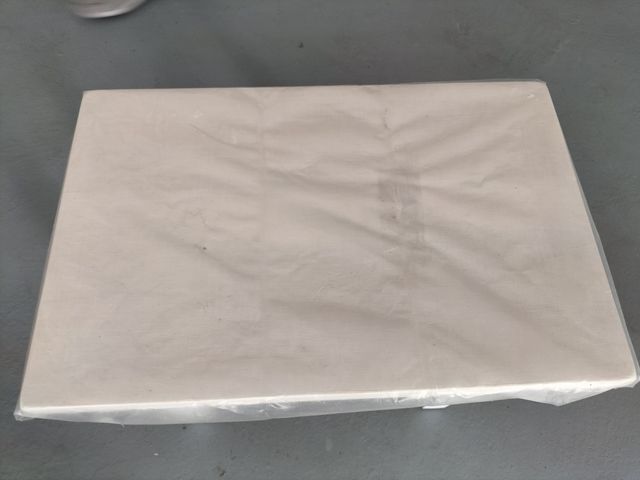 Mesa de madera maciza pintada de blanco