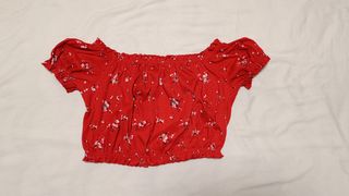 Top H&M floral rojo talla M