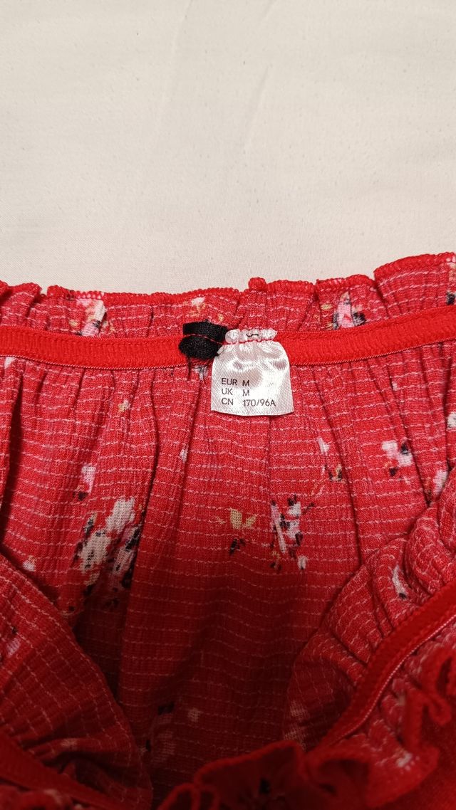 Top H&M floral rojo talla M