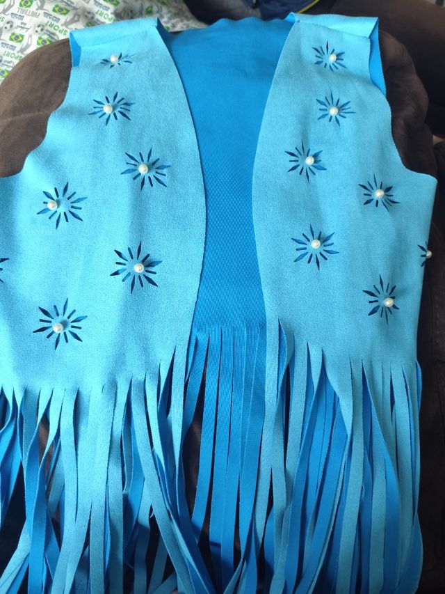 Chaleco azul con flecos y perlas