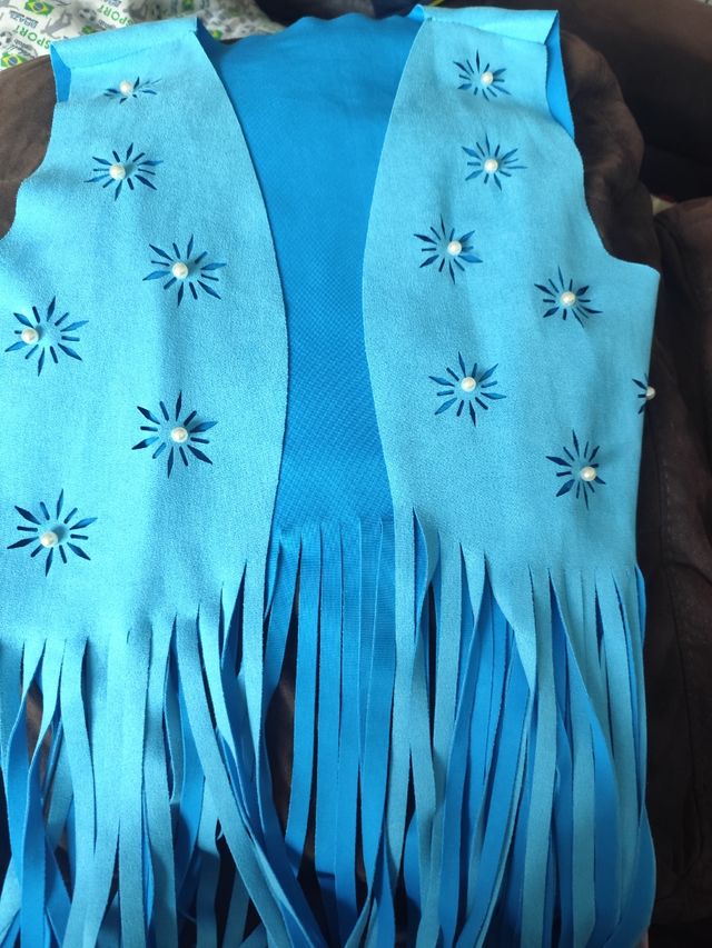Chaleco azul con flecos y perlas