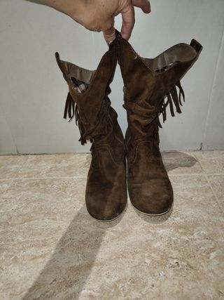 Botas marrones con flecos talla 37