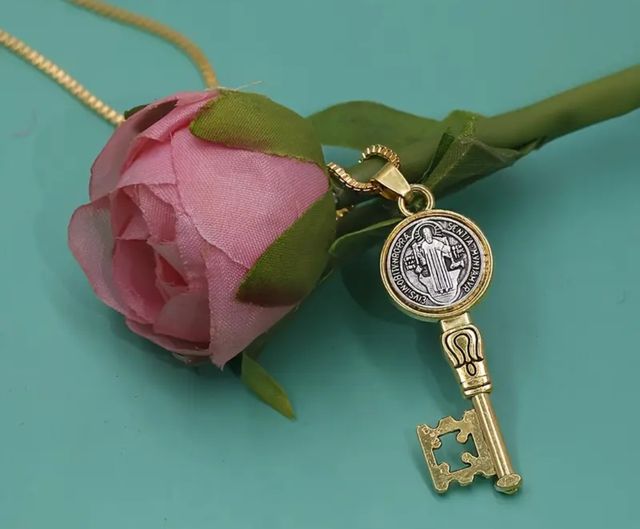 Collar Llave Medalla San Benito.