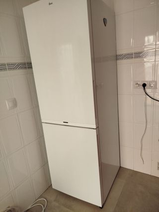 Nevera blanca las medidas don aproximadamente 