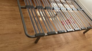 Base de cama metálica y de madera