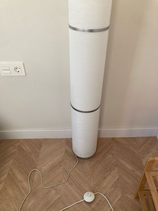 Lámpara de pie modelo Vadja