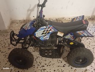 Moto de batería infantil con el cargador
