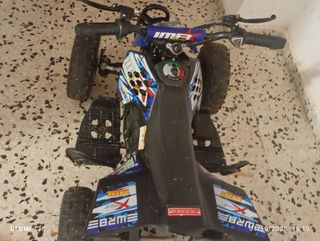 Moto de batería infantil con el cargador

