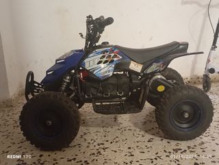 Moto de batería infantil con el cargador
