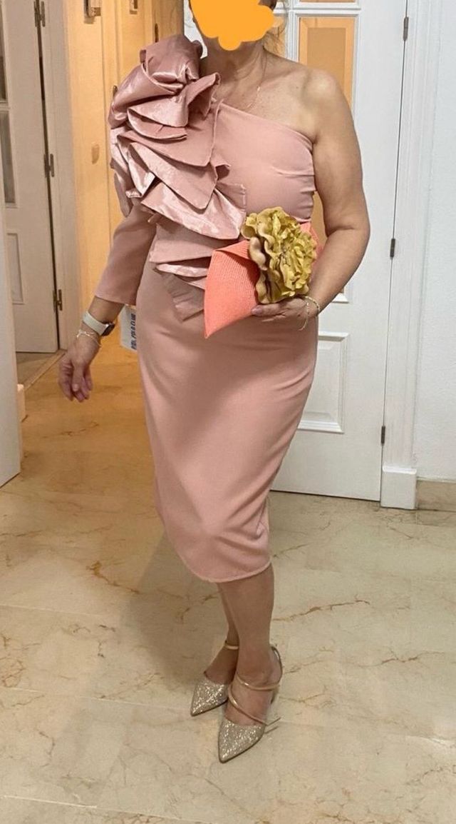 Vestido de cóctel rosa asimétrico