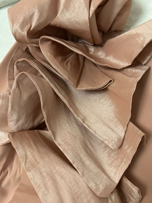 Vestido de cóctel rosa asimétrico