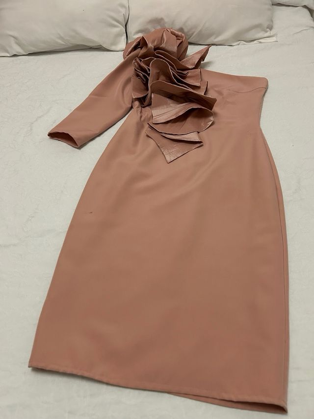 Vestido de cóctel rosa asimétrico