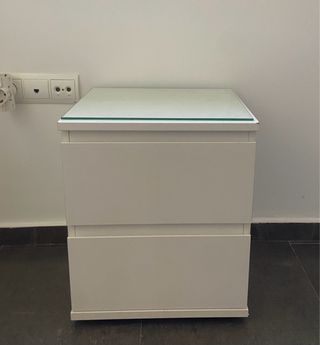 Mesita de noche cajonera con tapa de cristal
