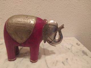 Elefante decorativo rojo y plateado