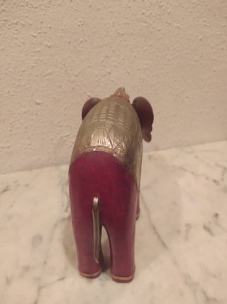 Elefante decorativo rojo y plateado