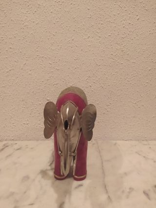 Elefante decorativo rojo y plateado